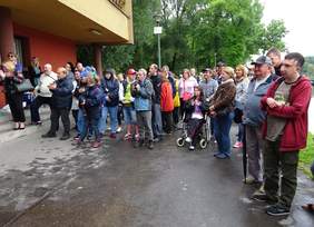 Pokaż zdjęcie: Uczestnicy XIV Zawodów Wędkarskich czekający na ogłoszenie wyników