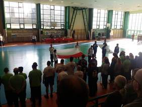 Pokaż zdjęcie: Prezentacja flag oraz odsłuchanie hymnu narodowego