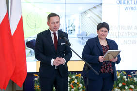 Pokaż zdjęcie: Przemawiają przedstawiciele Centrum Aktywności Międzypokoleniowej „Nowolipie” w Warszawie
