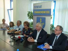Pokaż zdjęcie: podpisanie umowy z powiatem starachowickim - fot. Kazimierz Cuch, EchoDnia