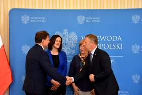 Briefing prasowy - wspólne zdjęcie po podpisaniu umowy z Polskim Stowarzyszeniem na rzecz Osób z Niepełnosprawnością Intelektualną – Koło w Wolbromiu 