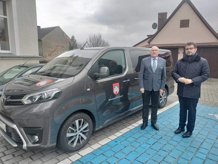 Pokaż zdjęcie: Obok busa w kolorze czarnym metalicznym stoją Dyrektor Oddziału PFRON w Zielonej Górze oraz Zastępca Burmistrza Nowogrodu Bobrzańskiego