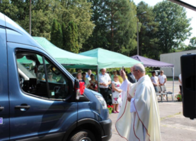 Pokaż zdjęcie: Ksiądz święci samochód.