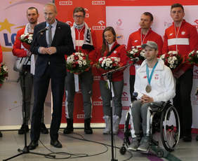 Pokaż zdjęcie: Wiceminister sportu Jan Widera podziękował sportowcom za godną postawę i reprezentowanie Polski na igrzyskach w Korei.