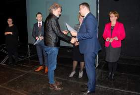 Pokaż zdjęcie: Wręczenie Statuetki  Krzysztofowi Głuchowskiemu – dyrektorowi Teatru im.  Juliusza Słowackiego w Krakowie
