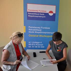 Elżbieta Sroczyńska - dyrektor PCPR w Koninie oraz Anna Skupień - dyrektor Oddziału Wielkopolskiego PFRON