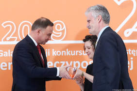 Pokaż zdjęcie: Pan Prezydent wręcza nagrodę  w kategorii: obiekt kulturalny/edukacyjny przedstawicielom Centrum Edukacji Ekologicznej w Nowej Palmiarni w Muzeum Łazienki Królewskie w Warszawie