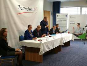 Pokaż zdjęcie: Konsultacje społeczne zmian w ustawach wdrażających Program kompleksowego wsparcia dla rodzin "Za życiem" w Opolu