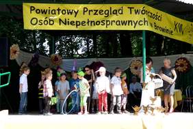 Dzieci z oddziału przedszkolnego SP w Grzywnie podczas XVI Przeglądu