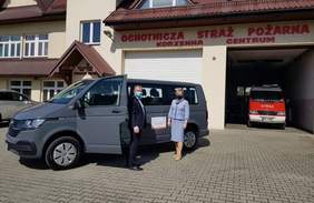 Pokaż zdjęcie: Pojazd zakupiony w celu realizacji projektu. Na tle samochodu stoją od lewej: Leszek Skowron - Wójt Gminy Korzenna oraz Marta Mordarska - Dyrektor Oddziału Małopolskiego PFRON. 