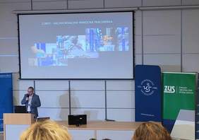 Pokaż zdjęcie: Ekran z prezentacją multimedialną