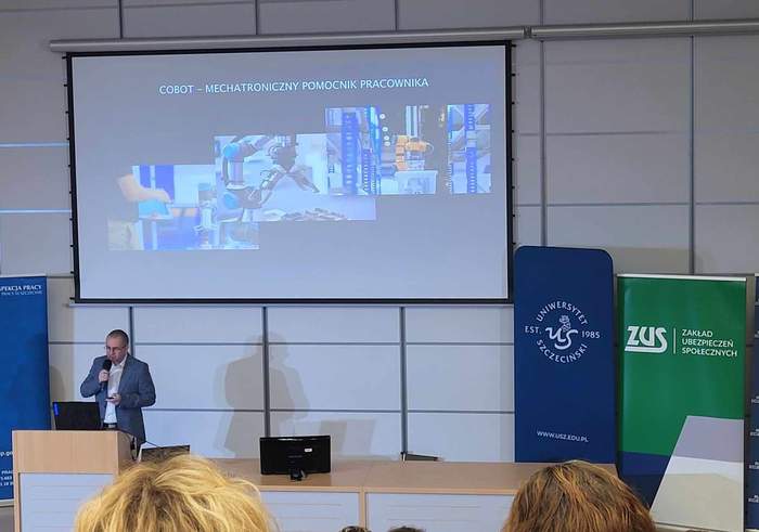 Pokaż zdjęcie: Ekran z prezentacją multimedialną