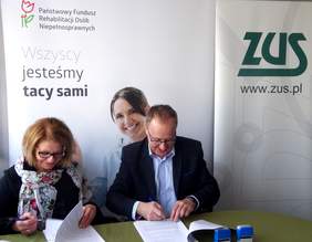 Aleksandra Gierej, dyrektor Oddziału Kujawsko-Pomorskiego PFRON i  Mariusz Jaroniewski, dyrektor Oddziału ZUS w Bydgoszczy w chwili podpisywania umowy