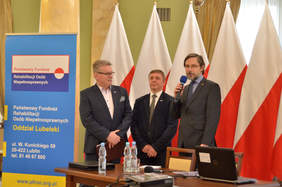 Pokaż zdjęcie: Jerzy_D_bski_-_Dyrektor_Oddzia_u_Lubelskiego_PFRON__Krzysztof_Kaca_-_Naczelnik_Wydzia_u_ds__Projekt_w_PFRON__Pawe__Gilowski_.jpg