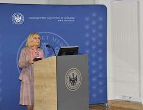 Pokaż zdjęcie: Inaugurację otworzyła na mównicy Prof. dr hab. n. med. Hanna Trębacz Prorektor ds. Współpracy z Zagranicą i Szkolenia Podyplomowego UM, Członek Komitetu Sterującego Projektu