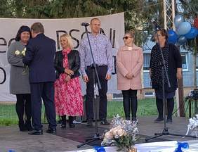 Pokaż zdjęcie: Pracownicy na scenie odbierają upominki