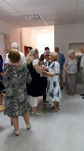Pokaż zdjęcie: Grupa osób stojąca na korytarzu