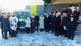 Uroczystość poświęcenia busa dla ŚDS w Jelnej