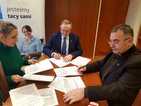 Pokaż zdjęcie: podpisanie umowy z Caritas Diecezji Sandomierskiej