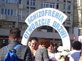 Pokaż zdjęcie: symboliczne przejście uczestników przez otwarte drzwi