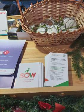 Stoisko na którym obok produktów, ulotki informacyjne PFRON