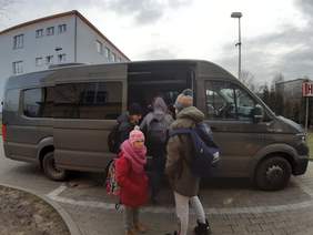 Pokaż zdjęcie: Uczniowie korzystający z transportu