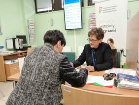 pracownik udzielający informację  