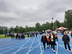 Pokaż zdjęcie: W Centralnym Ośrodku Sportu – Ośrodku Przygotowań Olimpijskich w Spale znajduje się tłum ludzi. Są zawodnicy, trenerzy, kibice. Niektórzy poruszają się na wózkach inwalidzkich. 