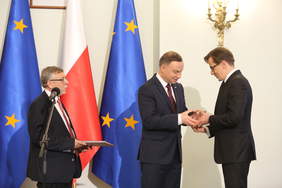 Pokaż zdjęcie: Prezydent Andrzej Duda wręcza nagrodę architektowi Tomaszowi Koniorowi (M. Kuśmierz/Integracja) 