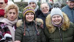 Pokaż zdjęcie: Podopieczni Środowiskowego Domu Samopomocy Caritas Diecezji Opolskiej w Nysie cieszą się z nowego samochodu
