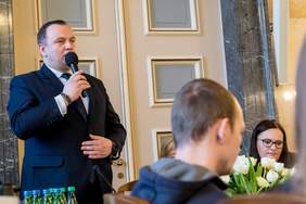 Pokaż zdjęcie: Powiatnie uczestników przez marszałka województwa śląskiego Jakuba Chełstowskiego,  fot. Tomasz Żak, UMSW