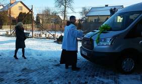 Uroczystość poświęcenia busa dla ŚDS w Jelnej