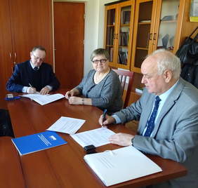 Pokaż zdjęcie: podpisanie umowy