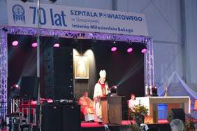 Pokaż zdjęcie: Msza Święta odprawiana podczas obchodów 70 – lecia powstania Szpitala Powiatowego im. Miłosierdzia Bożego w Limanowej (fot. Powiat Limanowski)