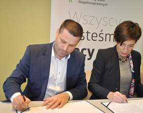 Pokaż zdjęcie: Od lewej: Grzegorz Marciniak - prezes Izby Gospodarczej Północnej Wielkopolski, Anna Skupień - dyrektor Oddziału Wielkopolskiego PFRON