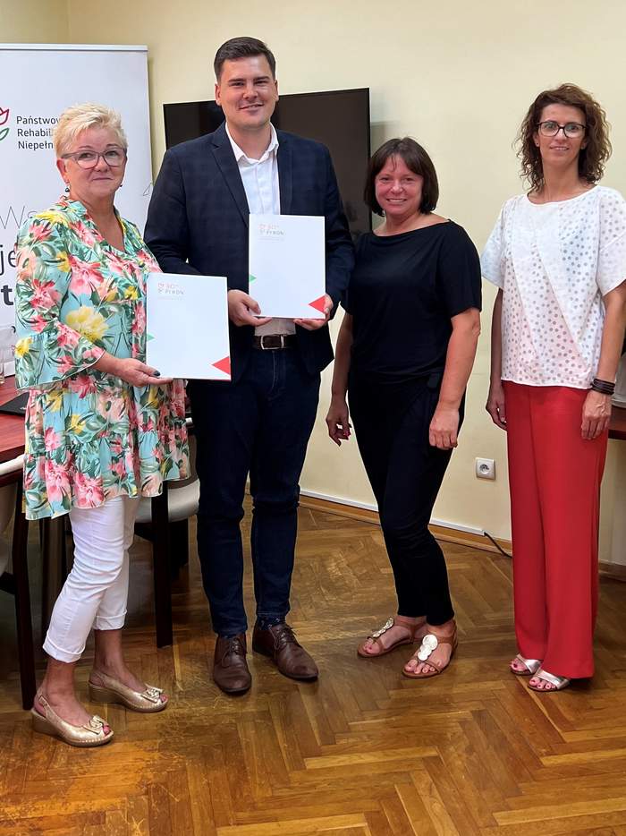 Pokaż zdjęcie: 3 panie z PSONI w Działdowie i pan dyrektor Oddziału PFRON 