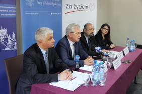 Konferencja - stół prezydialny, prelegenci