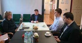 Pokaż zdjęcie: Spotkanie w Oddziale Małopolskim PFRON z drużyną blind football`u