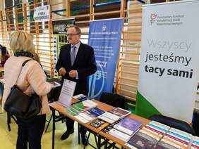 Pokaż zdjęcie: Dyrektor Andrzej Michalski udziela informacji podczas Targów Pracy