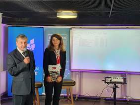 Pokaż zdjęcie: Prezes WTZ Unikat Patrycja Rojek i Dyrektor Oddziału Śląskiego Jan Wroński 
