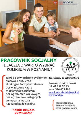 Pokaż zdjęcie: Kobieta pokazuje laptop siedzącym naprzeciwko rodzicom z dwójką dzieci. Na dole informacje o naborze na kierunek: Pracownik socjalny.