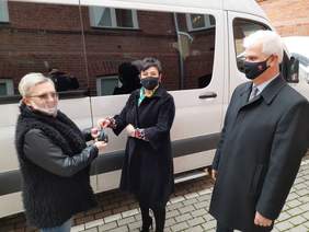 Pokaż zdjęcie: Przekazanie busa przez władze powiatu, fot.SOSW w Kęble