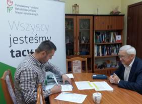 Pokaż zdjęcie: Henryk Kruszek Prezes Zarządu ZPCh  INWAR S.A oraz Przemysław Suligorski - Specjalista Oddzialu Łódzkiego PFRON