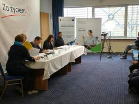 Pokaż zdjęcie: Konsultacje społeczne zmian w ustawach wdrażających Program kompleksowego wsparcia dla rodzin "Za życiem" w Opolu