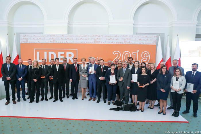 Pokaż zdjęcie: Wspólne zdjęcie Pary Prezydenckiej, organizatorów i laureatów Konkursu
