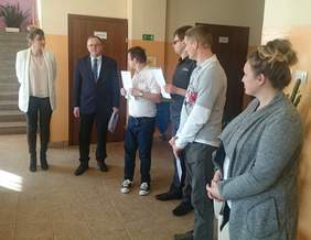 Pokaż zdjęcie: Uroczyste wręczenie kart podarunkowych Laureatom Konkursu plastycznego z WTZ w Belnie