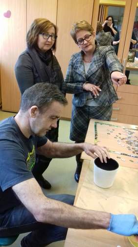 Pokaż zdjęcie: Uczestnik WTZ tworzy obraz z puzzli