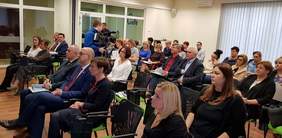 Pokaż zdjęcie: Uczestnicy konferencji pt. „Bez barier – osoba z niepełnosprawnością w przestrzeni publicznej” 