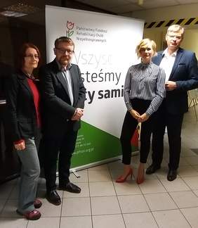 Pokaż zdjęcie: Uczestnicy spotkania - od lewej: pani Danuta Muzolf (PFRON), pan Łukasz Żmuda - Dyrektor O/Opolskiego PFRON, pani  pani Natasza Ambicka (BGK), pan Zygmunt Pisarski - Dyrektor Rozwoju BGK Region Opolski